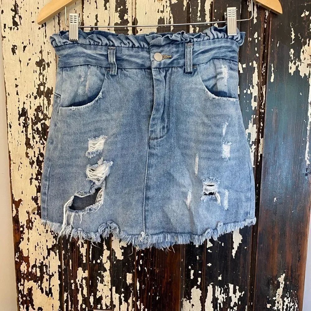 EUC distressed paper bag waist denim skirt. Size S
